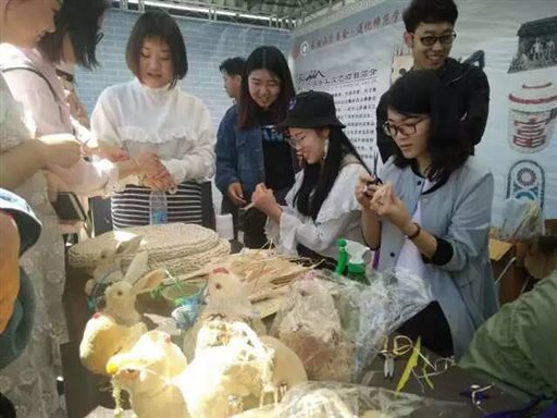 文化自然遗产日照片-草编学生互动