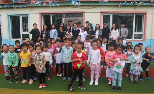 大家和幼儿园小朋友们的合影