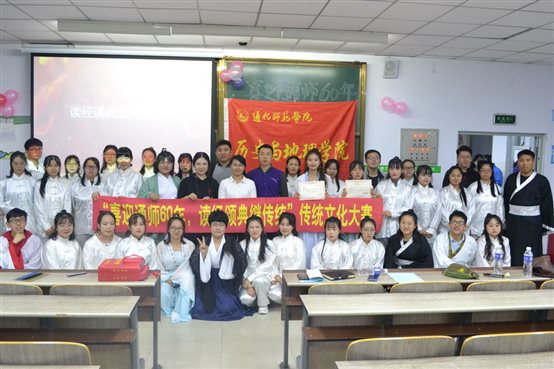 比赛评委老师与演员合影留念