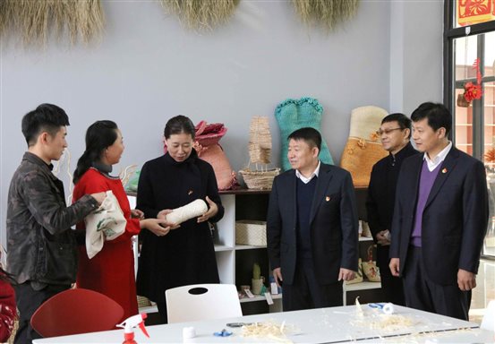 与正在上课的满族草编技艺传承人万莉梅交谈1