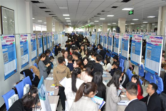 C:\Users\Administrator\Desktop\我校举办2019年毕业生春季校园双选会\DSC_0132.JPG