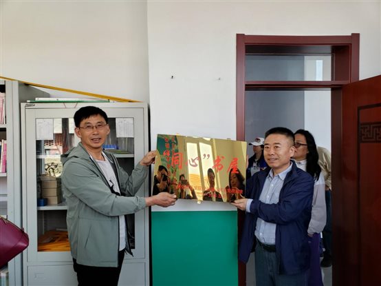姜国副书记与双岔小学校长为书屋挂牌